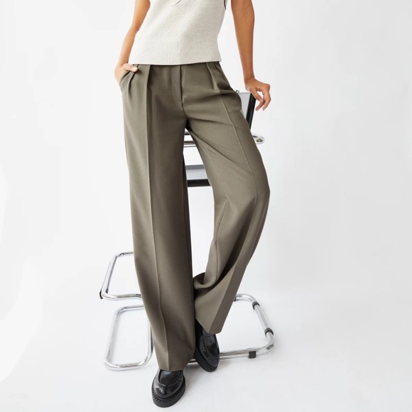 Aritzia Babaton Pleated Pant - Picture 3 of 9